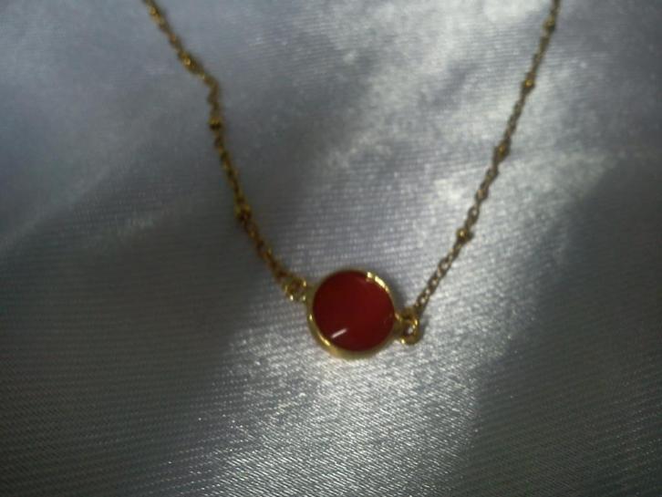 Armband verguld met steentje Granaat, Handtassen en Accessoires, Armbanden, Nieuw, Goud, Rood, Met edelsteen, Ophalen of Verzenden