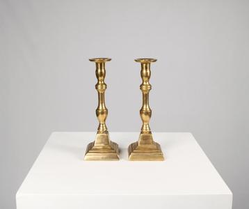 2 bronzen kandelaars, 19de eeuw beschikbaar voor biedingen