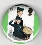 Bouton avec le timbre des 75 ans des Boy Scouts de la Grande, Collections, Emblème, Broche ou Badge, Envoi, Neuf