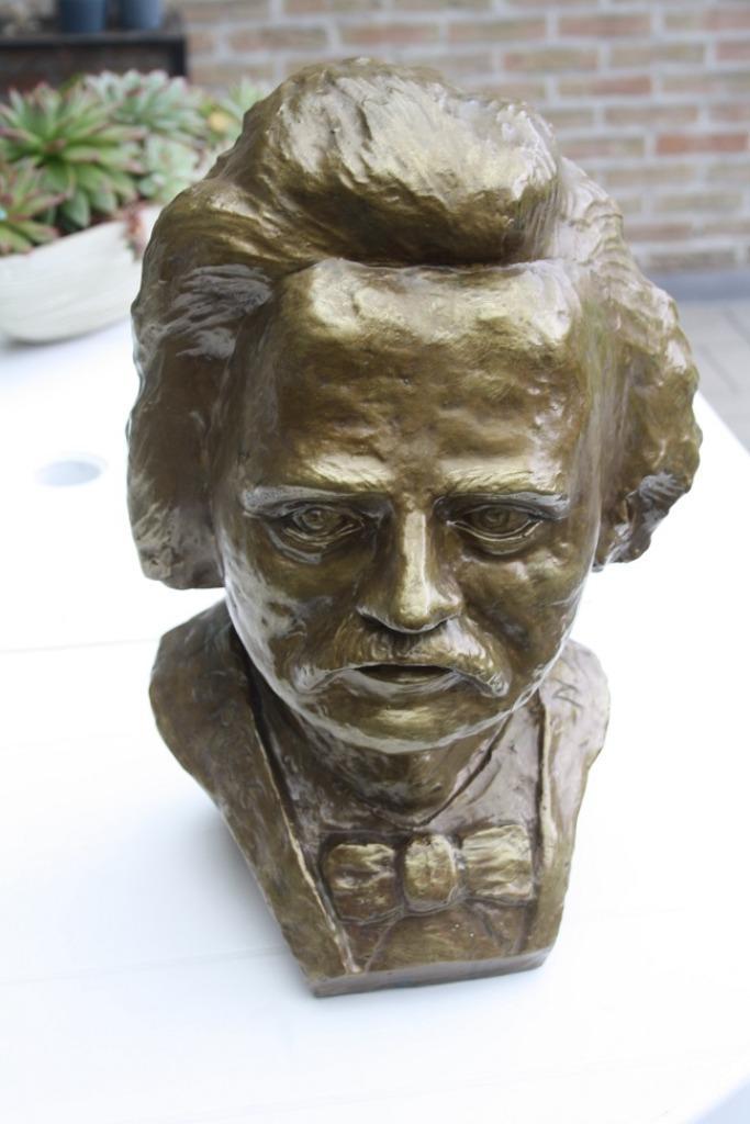 Buste van componist Edvard Grieg in gips, Antiek en Kunst, Curiosa en Brocante, Ophalen