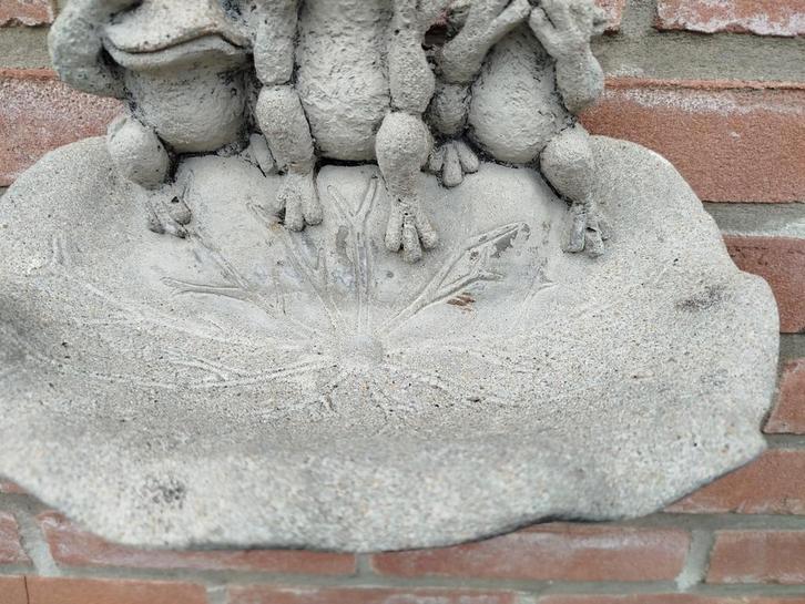 Stenen wand ornament, vogelbad., Tuin en Terras, Tuinbeelden, Zo goed als nieuw, Ophalen