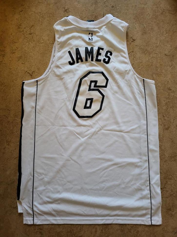 NBA LeBron James Heat (White Hot) shirt Adidas (L) (vlek), Sport en Fitness, Basketbal, Gebruikt, Kleding, Ophalen of Verzenden