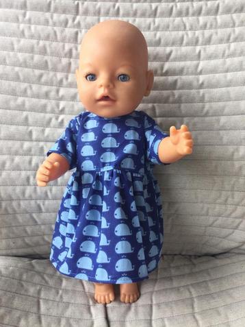 172. Babyborn: Nieuw blauw jurkje met walvissen, Enlèvement ou Envoi, Neuf, Baby Pop