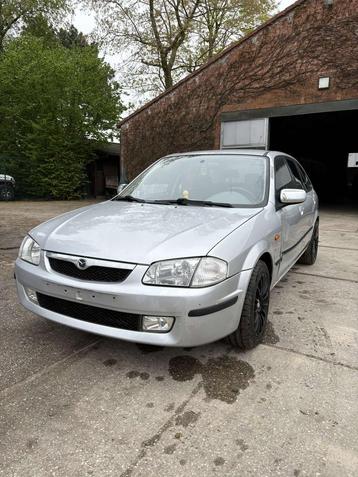 Mazda 323F uit 2000, Autos, Argent ou Gris, Achat, Boîte manuelle, 5 portes