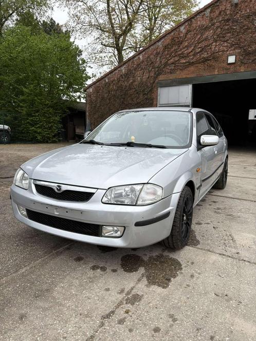 Grijze Mazda auto, Auto's, Mazda, Particulier, Benzine, 5 deurs, Handgeschakeld, Zilver of Grijs, Grijs, Stof, Ophalen