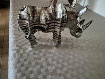Vintage metalrn sculpture neushoorn als decoratie beschikbaar voor biedingen