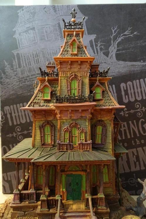 Prachtig schaalmodel van Phantom Manor huis in Disneyland Pa, Verzamelen, Disney, Zo goed als nieuw, Beeldje of Figuurtje, Overige figuren