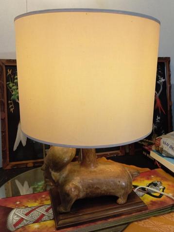 vintage Indonesische lamp met houten voet beschikbaar voor biedingen