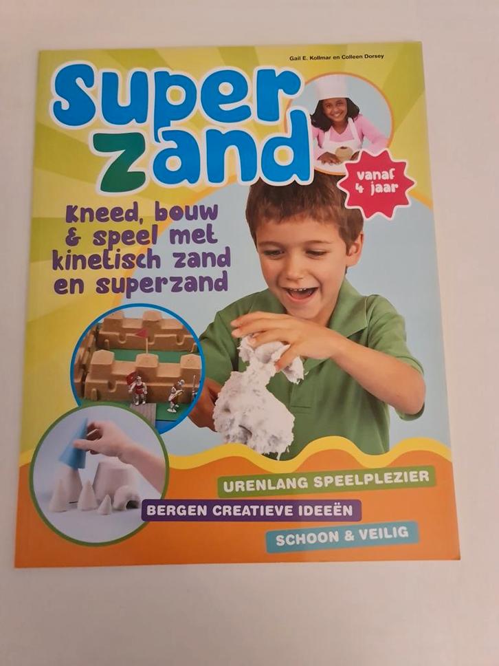 Boek  Super zand kneed, bouw & speel met kinetisch zand, Hobby en Vrije tijd, Knutselen, Zo goed als nieuw, Ophalen of Verzenden