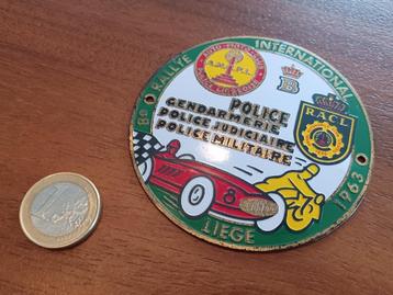 Badge ancêtre oldtimer RACL AMPL Rallye Police 1963 disponible aux enchères