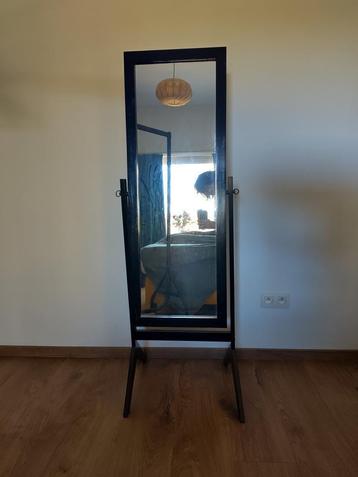 Mooie grote verstelbare spiegel op poten met houten frame beschikbaar voor biedingen