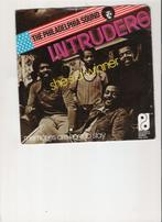 The Intruders - She's a winner - memories are here to stay, Gebruikt, 7 inch, Single, Ophalen of Verzenden