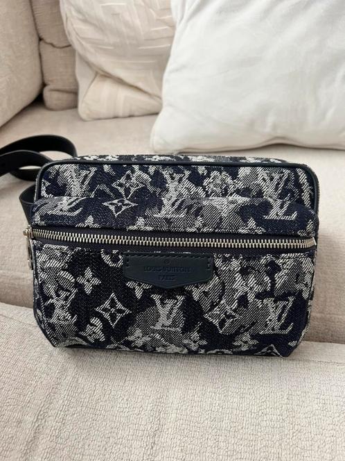 Louis Vuitton heuptas met denimtapijt met monogram, Handtassen en Accessoires, Tassen | Schoudertassen, Zo goed als nieuw, Overige merken
