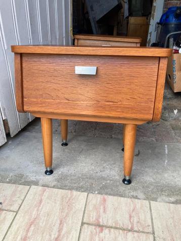 Set vintage nachtkastjes beschikbaar voor biedingen