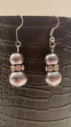 Grijze oorbellen met grijze parels en strass, Handtassen en Accessoires, Oorbellen, Hangers, Nieuw, Ophalen of Verzenden, Grijs