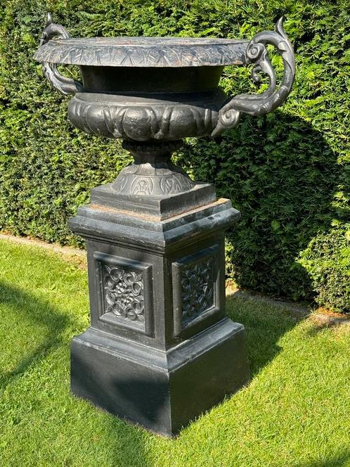 Grote gietijzeren tuinvaas op sokkel, Tuin en Terras, Tuinvazen, Gebruikt, Ophalen