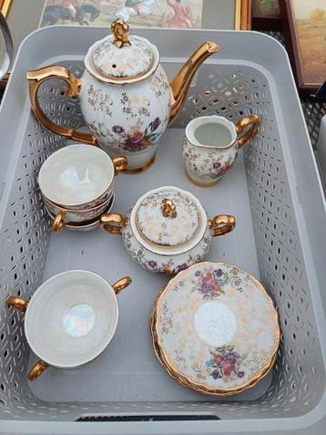 Koffie servies, 6 tassen, koffiekan, melkkan en suikerpot beschikbaar voor biedingen