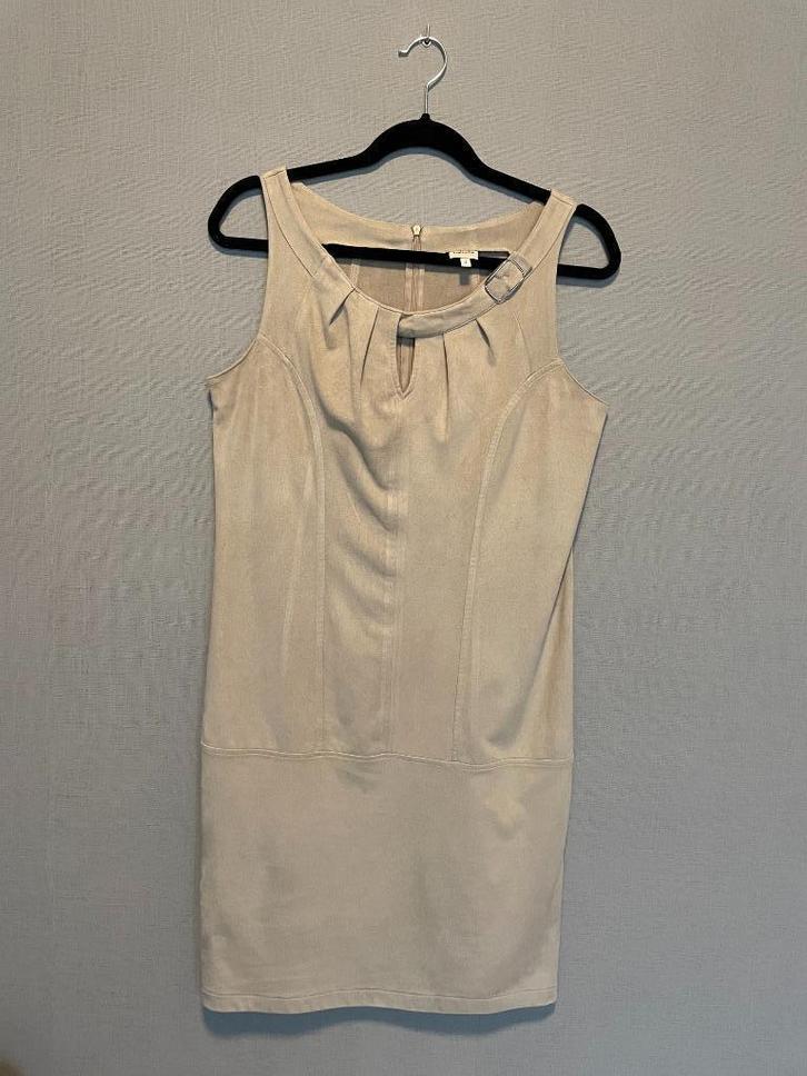 Beige jurk in daimlook van Avalanche (maat 3 (M)), Kleding | Dames, Jurken, Zo goed als nieuw, Maat 38/40 (M), Beige, Boven de knie