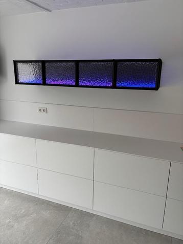 Zwarte hangkast met gegolfd glas beschikbaar voor biedingen