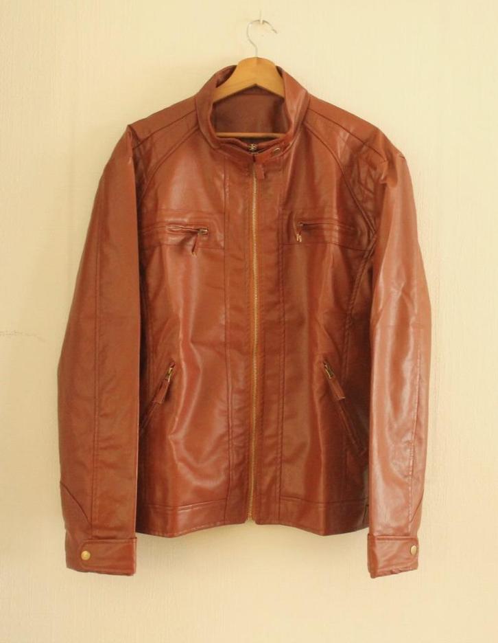 Jas in PU leder, mooi, tailleert maat L - XL. NIEUW !, Kleding | Heren, Jassen | Zomer, Nieuw, Maat 52/54 (L), Bruin, Ophalen of Verzenden