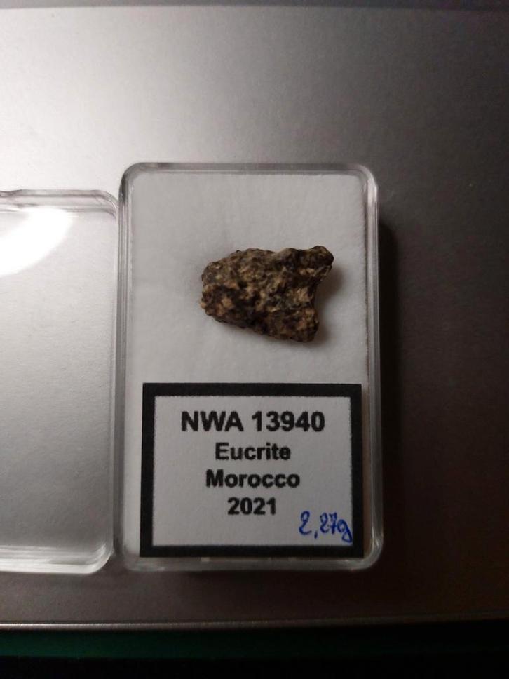 NWA 13940 Eucriet meteoriet, Verzamelen, Mineralen en Fossielen, Overige typen, Ophalen of Verzenden