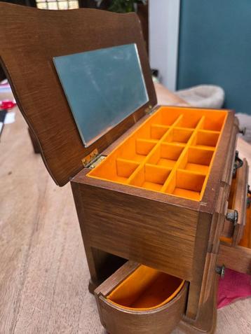 Vintage houten juwelenkist beschikbaar voor biedingen