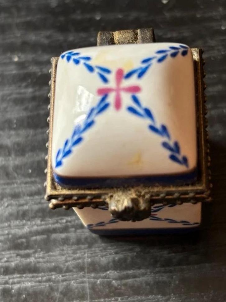 Franse porseleinen pillendoos, Antiek en Kunst, Antiek | Porselein, Ophalen of Verzenden