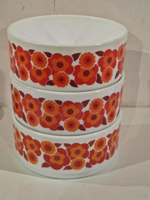 Arcopal lotus Grote slakom , 2 stuks beschikbaar . Bloemen, Huis en Inrichting, Keuken | Servies, Zo goed als nieuw, Kom(men)