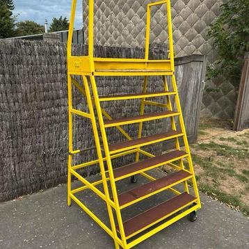 Roltrap werkplatform rolladder 150cm hoog beschikbaar voor biedingen
