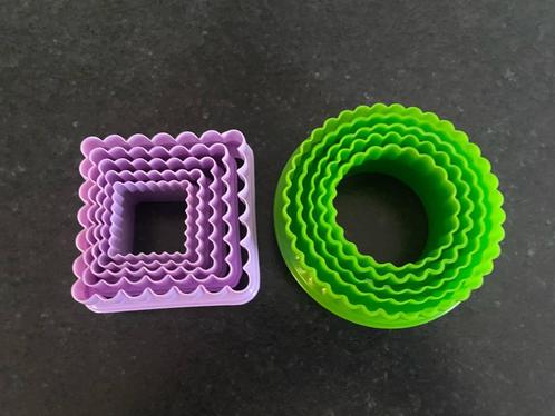 dubbelzijdige uitstekers - 2 sets - vierkant en rond, Hobby en Vrije tijd, Taarten en Cupcakes maken, Zo goed als nieuw, Versiering