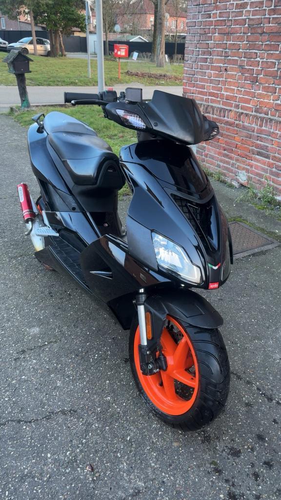Aprilia SR50 Factory 2-takt B-klasse, Fietsen en Brommers, Scooters | Aprilia, Zo goed als nieuw, Ophalen