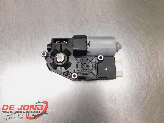 Moteur toit ouvrant d'un Mercedes E-Klasse, Autos : Pièces & Accessoires, Carrosserie & Tôlerie, Mercedes-Benz, Utilisé, 3 mois de garantie