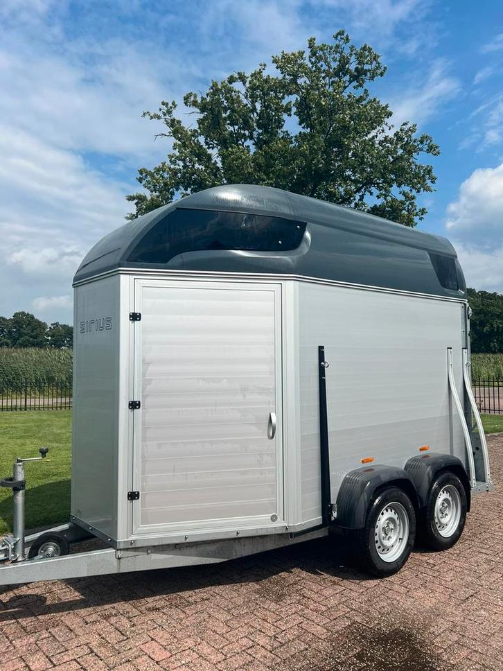 Nieuwstaat! vol-Alu Sirius 2-paards met zadelkamer 2023!, Dieren en Toebehoren, Paarden en Pony's | Trailers en Aanhangwagens