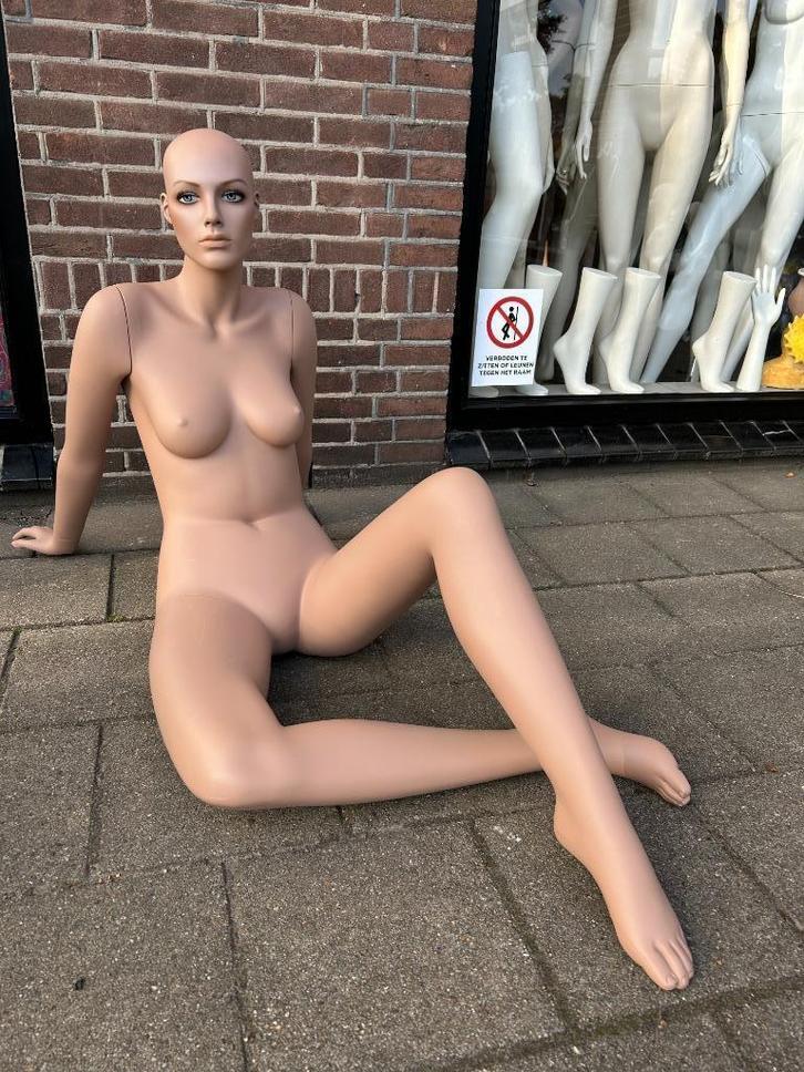 zittende/liggende etalagepop etalagefiguur paspop Hans Boodt, Kleding | Dames, Overige Dameskleding, Ophalen of Verzenden