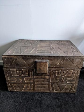 Houten opbergkoffer beschikbaar voor biedingen