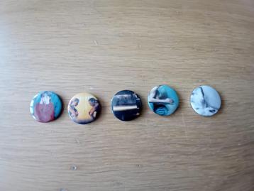 Pin's des 5 premiers albums de Placebo beschikbaar voor biedingen