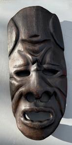 Masque en bois, Enlèvement