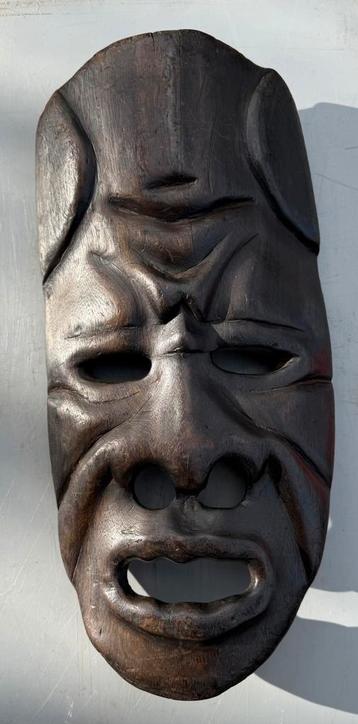 Houten masker beschikbaar voor biedingen