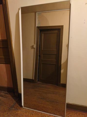 Grote spiegel beschikbaar voor biedingen