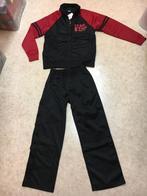 Zwart/rode training unisex maat 7/8j (122/128) NIEUW!, Kinderen en Baby's, Ophalen of Verzenden, Nieuw, Jongen of Meisje, Sport- of Zwemkleding