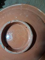 Grand Plat Signé, Enlèvement