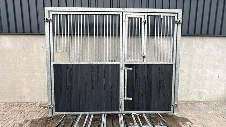 Voorwand met schuifdeur | 3000 x 2400 mm. | B-keuze, Dieren en Toebehoren, Stalling en Weidegang, Opfok, Stalling, Weidegang, Accessoires