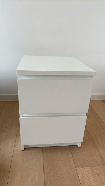 Wit Nachtkastje beschikbaar voor biedingen