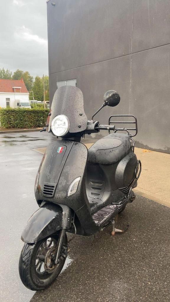 Scooter gts toscana, Fietsen en Brommers, Snorfietsen en Snorscooters, Zo goed als nieuw, Vespa, Ophalen