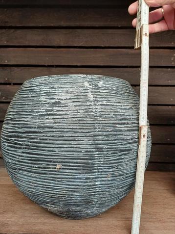 4 grote bloempotten  beschikbaar voor biedingen