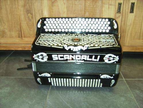 Scandalli Do3, Muziek en Instrumenten, Accordeons, Gebruikt, Knopaccordeon, 120-bas, Scandalli, Met koffer, Met riemen, Ophalen of Verzenden