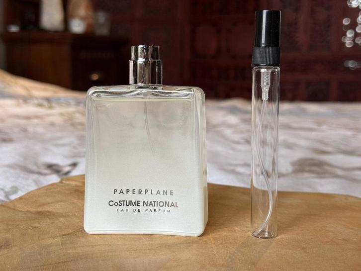 Costume National - Paperplane sample/decant, Bijoux, Sacs & Beauté, Beauté | Parfums, Neuf, Enlèvement ou Envoi
