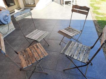 4 oude tuinstoelen (metaal en hout) beschikbaar voor biedingen