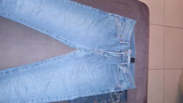 Jeans lot de 2 taille 31 disponible aux enchères