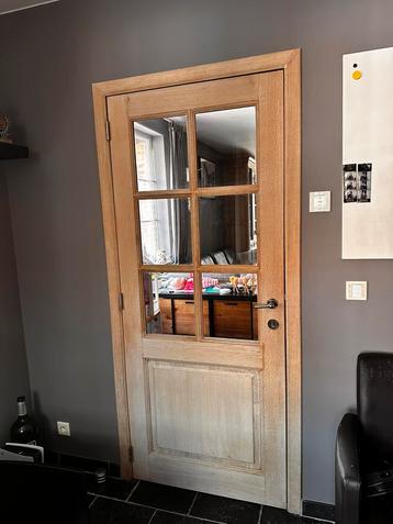 Deur met glas beschikbaar voor biedingen